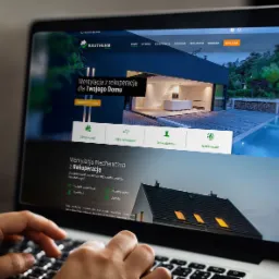 Ekran laptopa wyświetlający stronę internetową firmy Bautherm, specjalizującej się w wentylacji z rekuperacją, z widocznymi dłońmi użytkownika na klawiaturze.