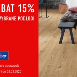 Zdjęcie promocyjne paneli podłogowych Quick Step z rabatem 15%, ukazujące ułożone panele w jasnym odcieniu drewna w aranżacji wnętrza z czarnym stołem i ławką.