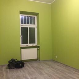 Malowanie w starej kamieniecy, układanie paneli.