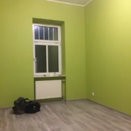 Malowanie w starej kamieniecy, układanie paneli.