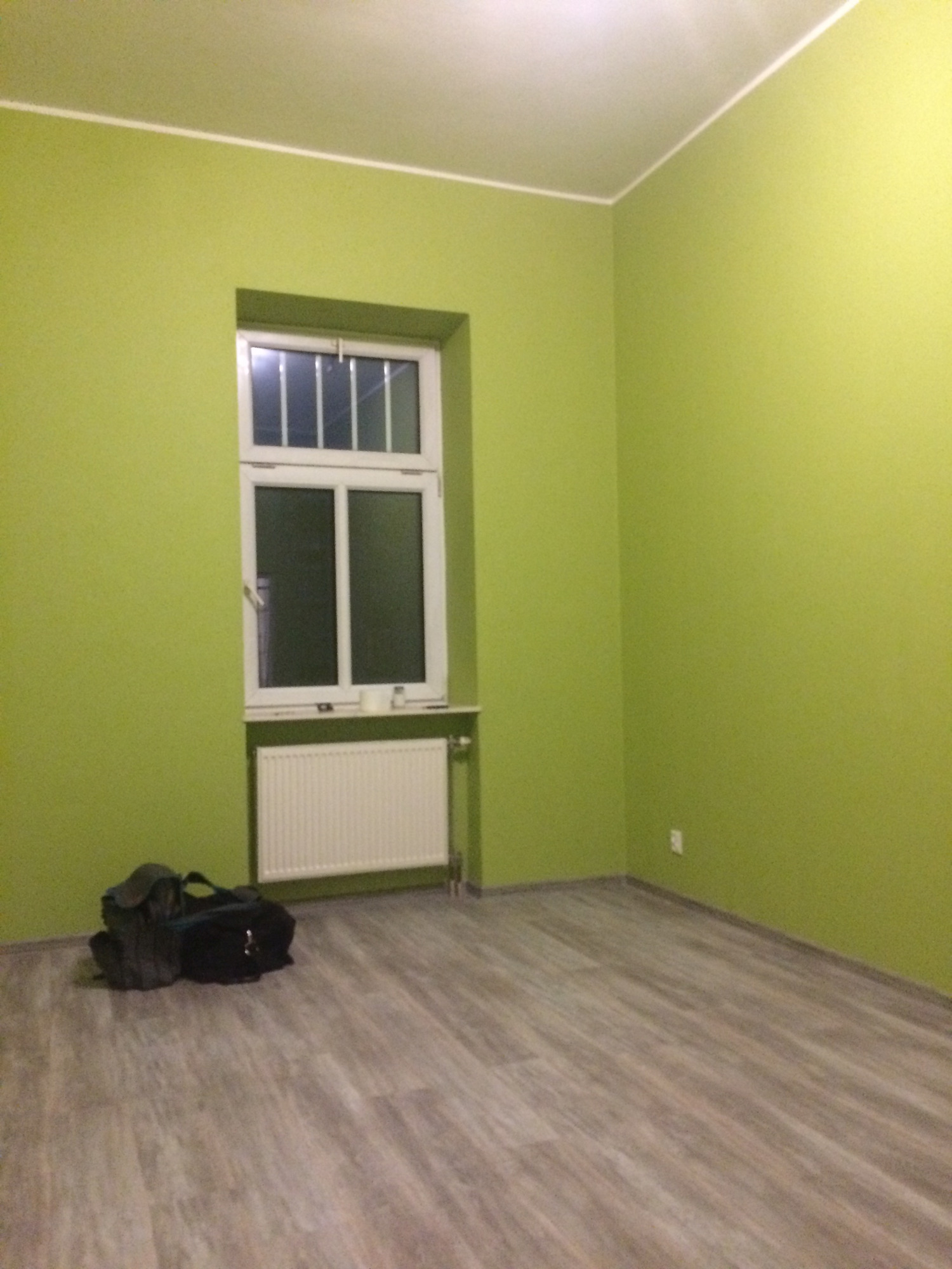 Malowanie w starej kamieniecy, układanie paneli.