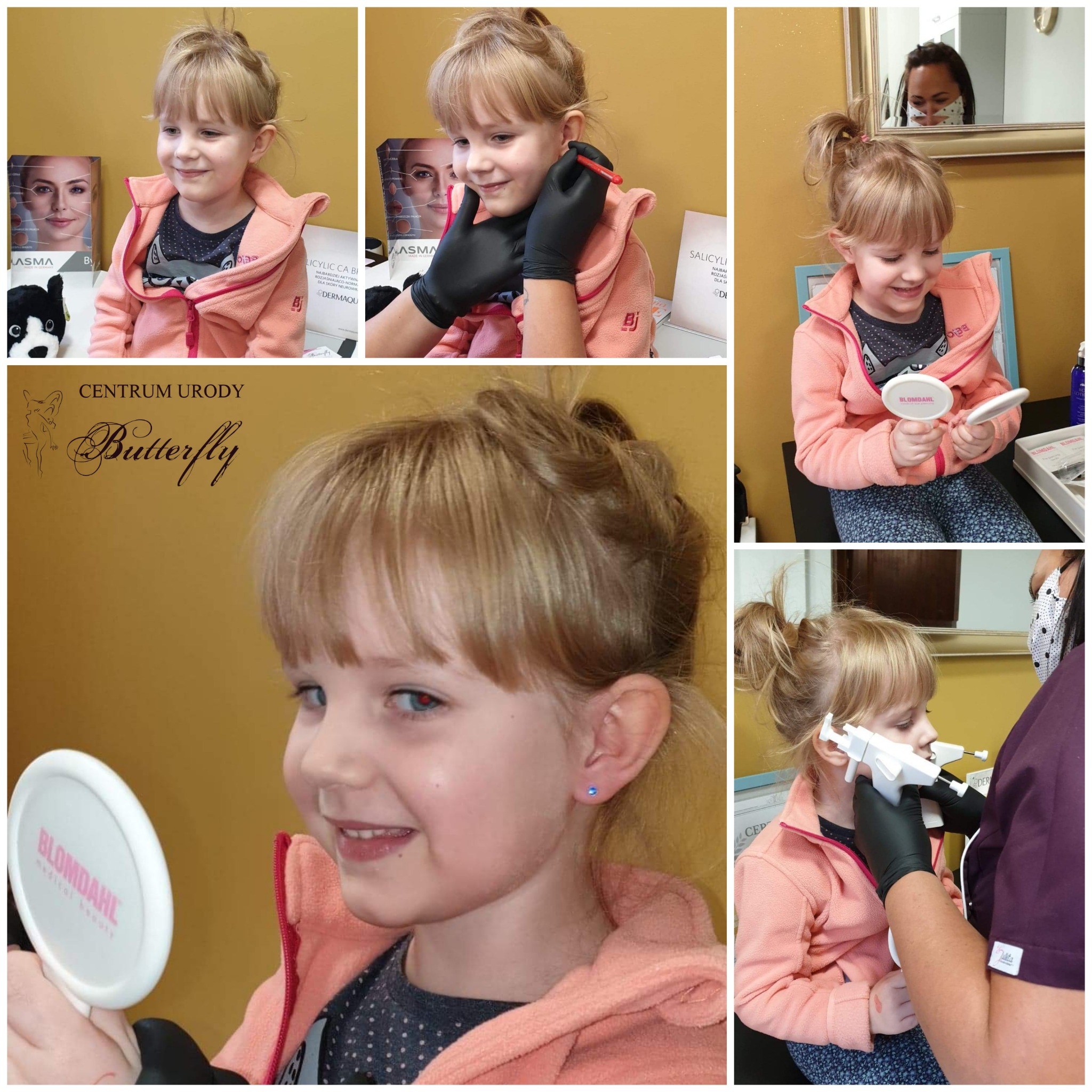 Dziewczynka z blond włosami uśmiecha się, trzymając lusterko Blömdahl. Widoczne jest przekłuwanie ucha pistoletem przez osobę w czarnych rękawiczkach. W tle kosmetyki i logo salonu.