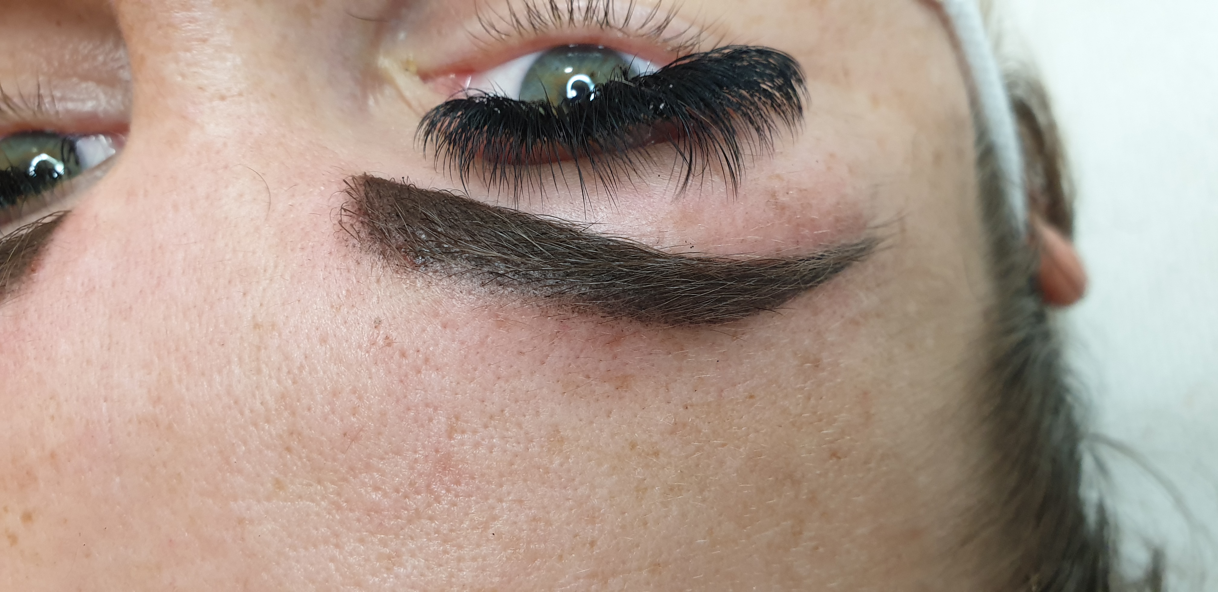 makijaż permanentny brwi