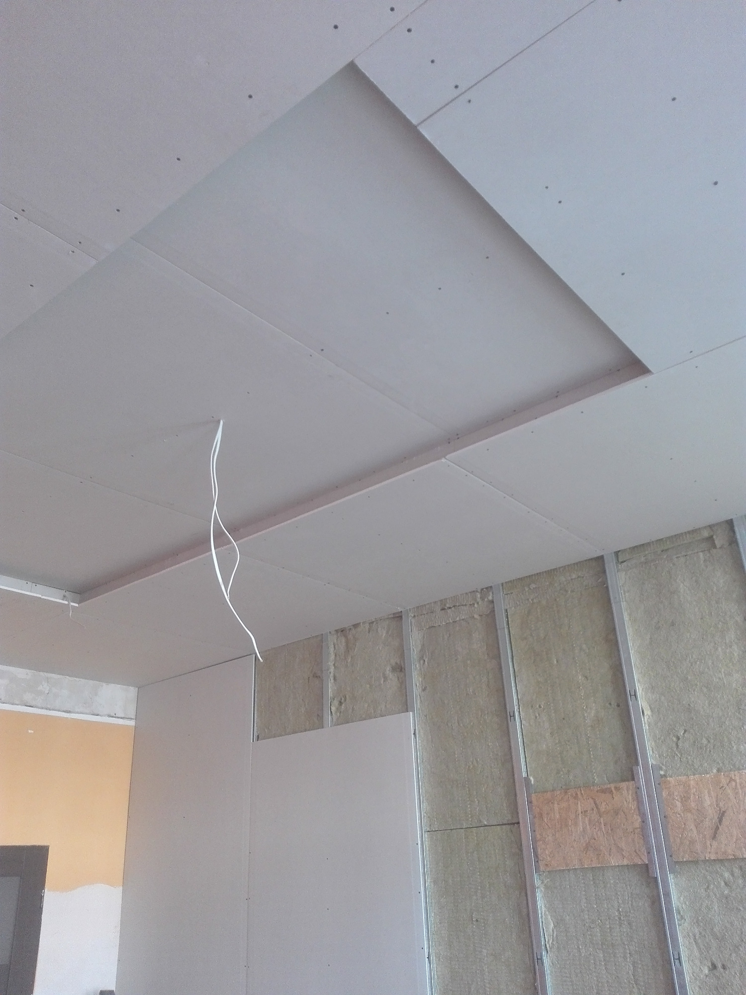 zabudowa ścian i sufit podwieszany z wnęką