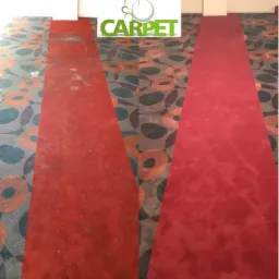 Czerwony dywan w geometryczne wzory: widoczna różnica przed i po praniu, po prawej stronie wyczyszczona część, po lewej zabrudzona.