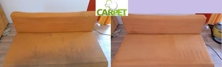 Porównanie stanu kanapy przed i po czyszczeniu: po lewej stronie widoczne zabrudzenia, po prawej odświeżona, czysta powierzchnia. W tle widoczny odkurzacz piorący.