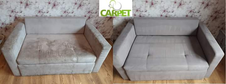 Porównanie: Szara kanapa przed i po czyszczeniu. Lewa strona z widocznymi plamami, prawa strona czysta. W tle ściana z kwiatowym wzorem.