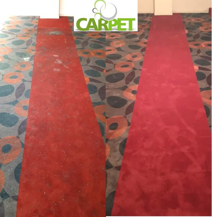 Czerwony dywan w geometryczne wzory: widoczna różnica przed i po praniu, po prawej stronie wyczyszczona część, po lewej zabrudzona.