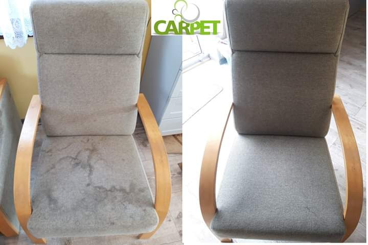 Porównanie fotela tapicerowanego przed i po czyszczeniu. Po lewej stronie widoczne plamy i zabrudzenia, po prawej fotel odświeżony, z drewnianymi podłokietnikami.