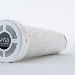 Nowoczesny, cylindryczny rekuperator marki Prana, leżący na białym tle, z widocznym panelem sterowania i teksturowaną obudową.