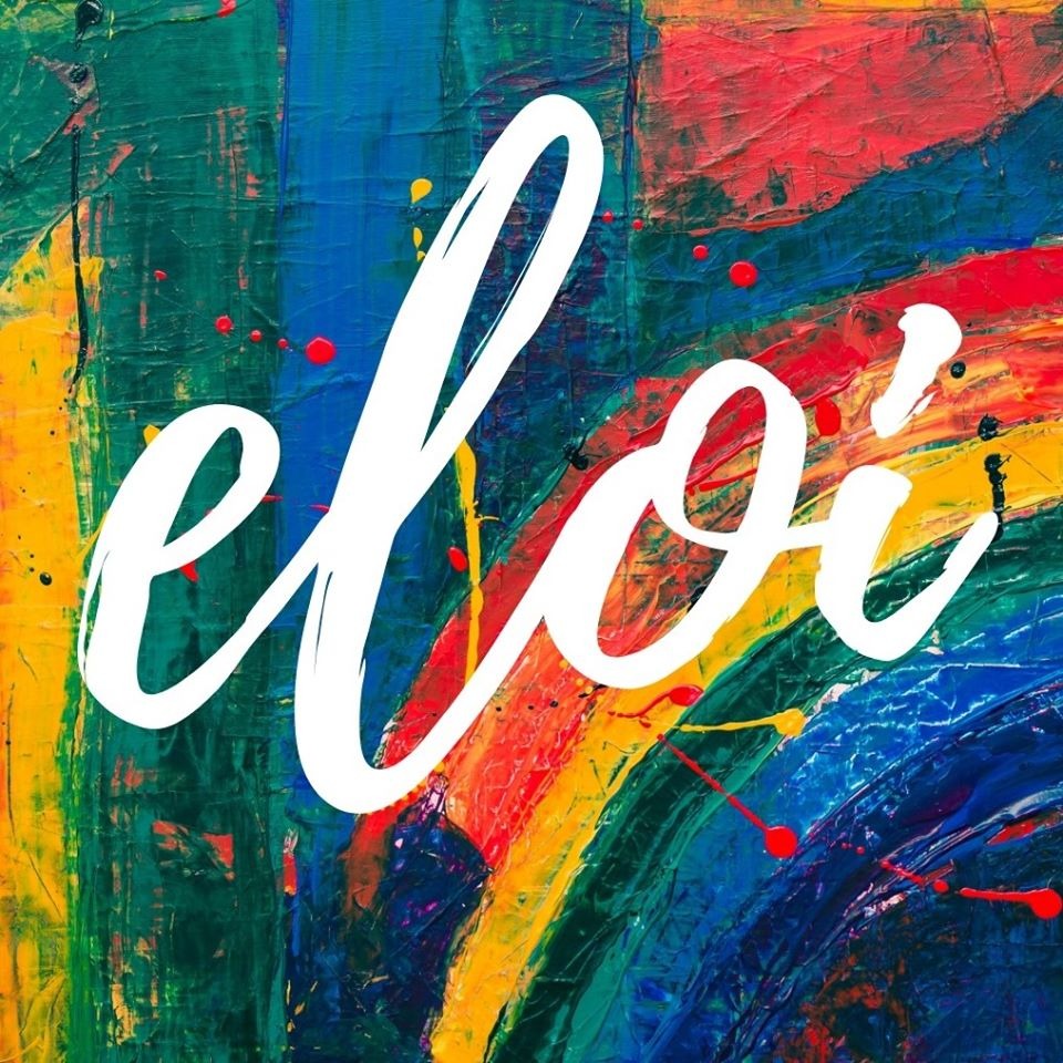 Abstrakcyjne malowidło z grubymi pociągnięciami farby w odcieniach zieleni, niebieskiego, czerwieni i żółci, z białym napisem 'eloi' na wierzchu.