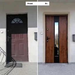 Porównanie starej i nowej brązowej stolarki drzwiowej zewnętrznej z szybą, widok z przodu, instalacja zakończona, widoczny odbijający się fotograf w szybie