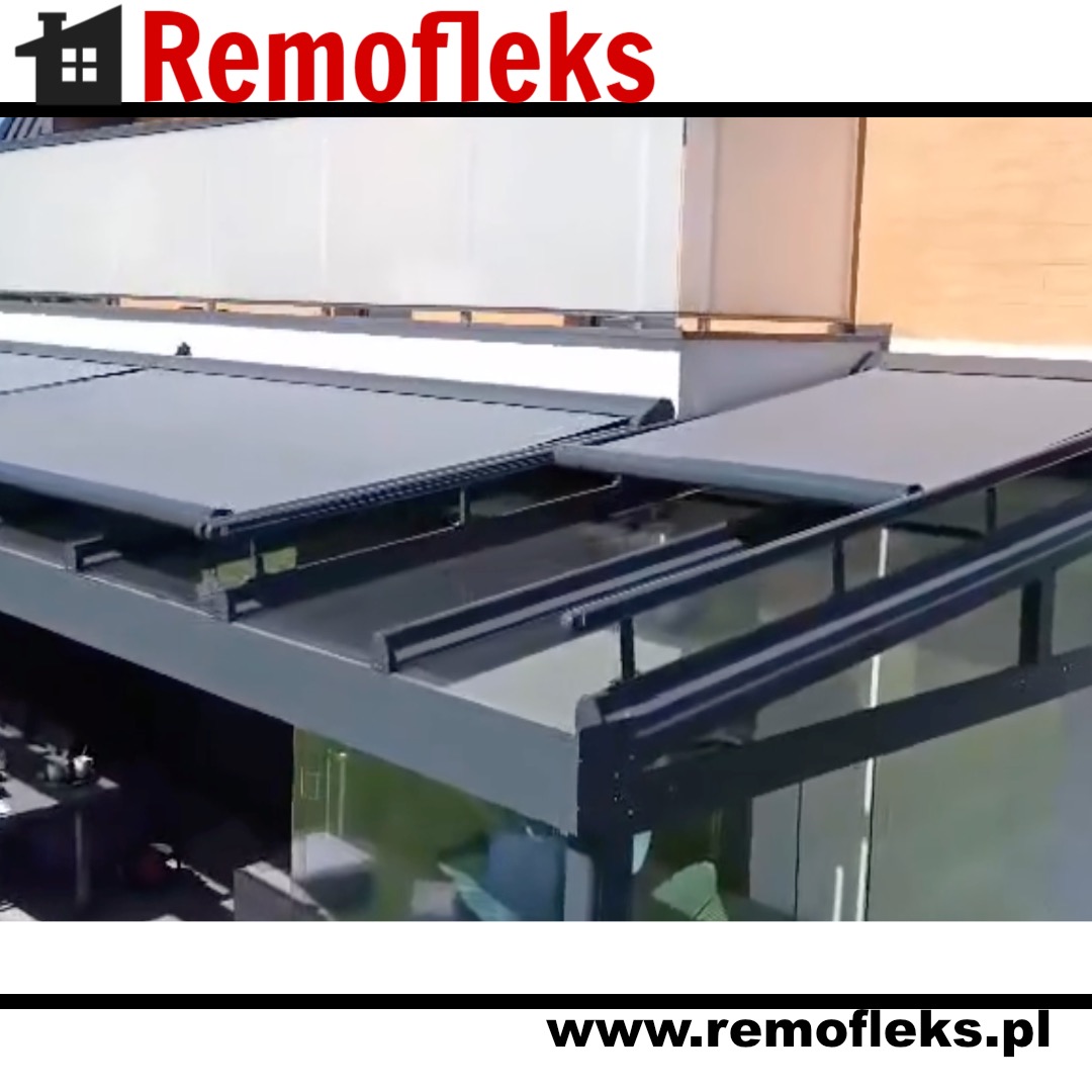 Nowoczesna pergola tarasowa z rozsuwanym zadaszeniem w kolorze szarym, widoczna z boku, z logo firmy Remofleks w górnej części i adresem strony internetowej na dole.