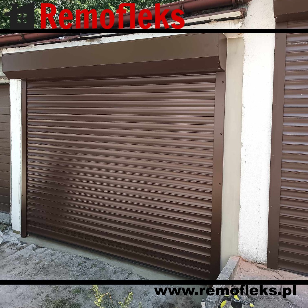 Zamknięta, brązowa roleta zewnętrzna garażowa, widoczna z bliska, z fragmentem drugiej rolety po prawej stronie, na tle szarego betonu i białego muru.