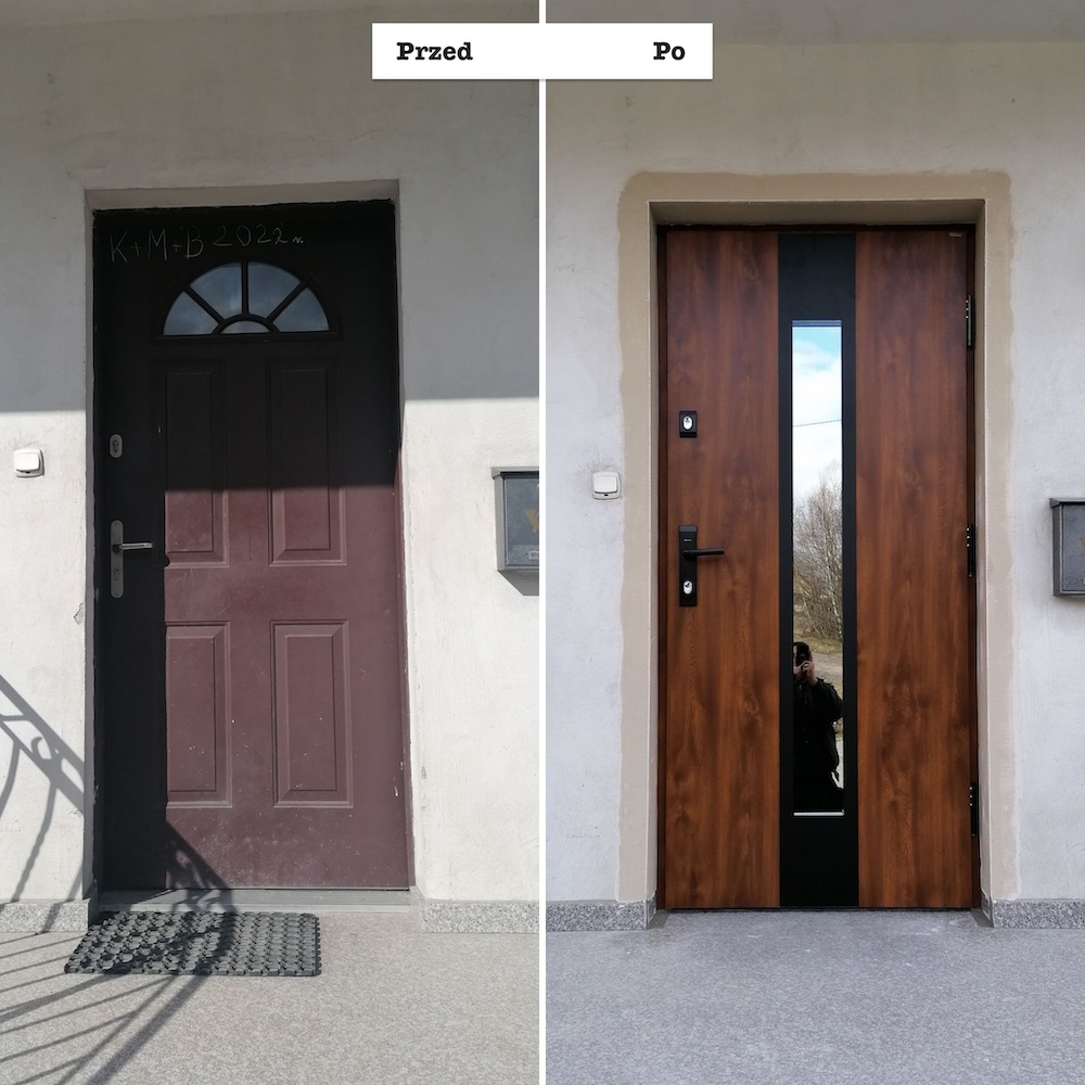 Porównanie starej i nowej brązowej stolarki drzwiowej zewnętrznej z szybą, widok z przodu, instalacja zakończona, widoczny odbijający się fotograf w szybie