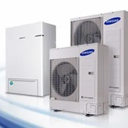 Trzy białe jednostki klimatyzacyjne Samsung na jasnym, gradientowym tle. Dwie jednostki zewnętrzne z wentylatorami i logo Samsung, jedna jednostka wewnętrzna o prostej, kubicznej formie.