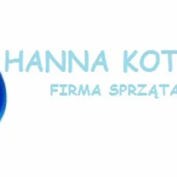 Błękitna kropla wody obok nazwy firmy sprzątającej 'Hanna Kotowska'. Prosty, minimalistyczny logotyp firmy.