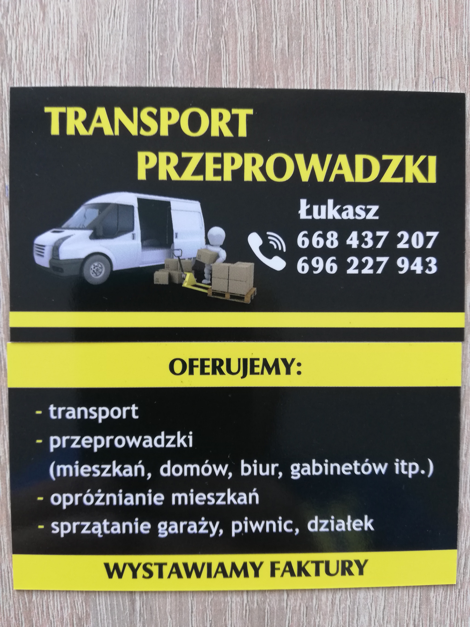 Wizytówka firmy transportowej z grafiką przedstawiającą biały samochód dostawczy, paletowy wózek widłowy z kartonami, oraz dane kontaktowe.
