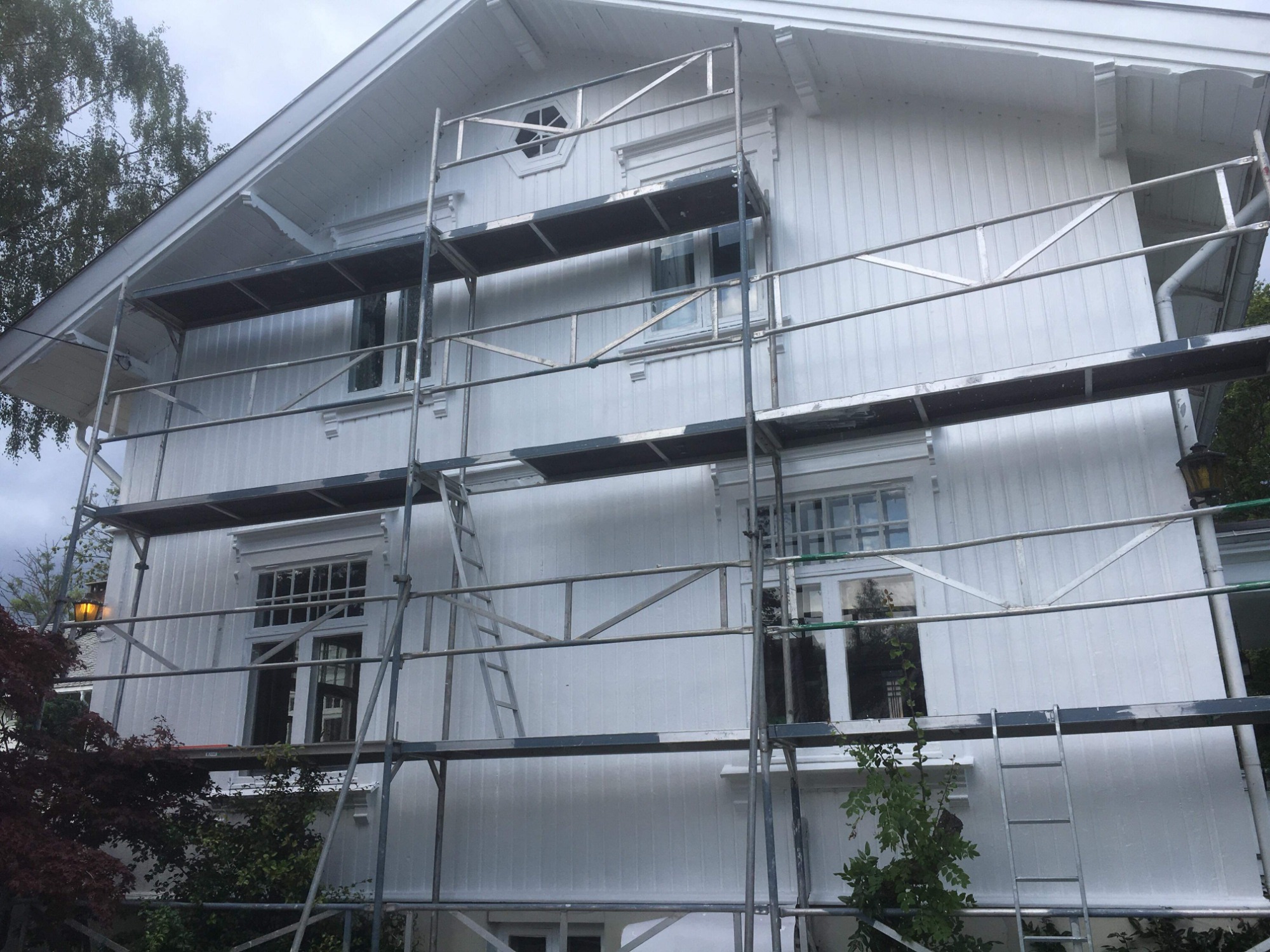 Malowanie elewacji wraz z stolarka okienna całego domu. Obrzeża Oslo Norwegia