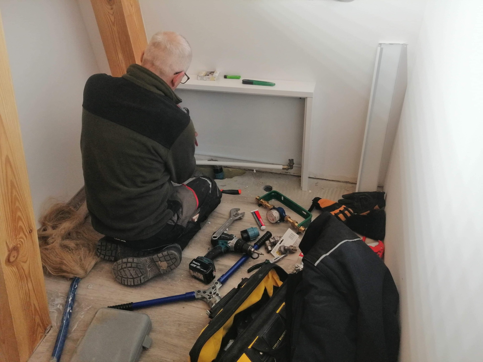 Montaż skrzynki głównego zasilania wodnego.