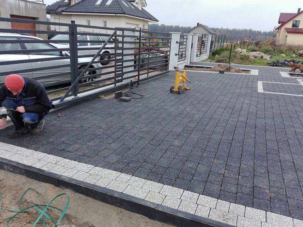 Podwórko wraz z opaska i tarasami w Globinie