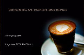 Filiżanka kawy z pianką w kształcie serca na białym spodku, obok łyżeczka, na czarnym tle z tekstem informującym o serwisie ekspresów do kawy Jura LUMAR oraz adresie i stronie internetowej.