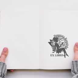 Ekslibris to sposób artystycznego znakowania swoich ukochanych księgozbiorów.
To również doskonały prezent dla każdego miłośnika książek.