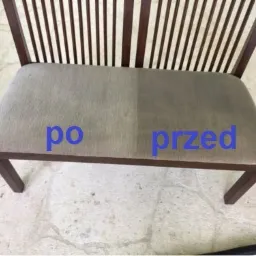 Kadr przedstawia drewnianą ławkę z tapicerowanym siedziskiem, podzielonym na dwie części: lewa strona jaśniejsza z napisem 'po', prawa strona ciemniejsza z napisem 'przed', prezentując efekt...