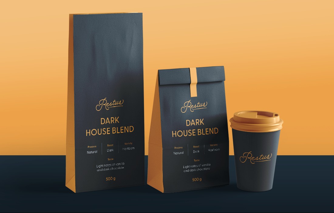 Dwa opakowania kawy ziarnistej i kubek z logo 'Restus' na pomarańczowo-granatowym tle, prezentacja produktu.