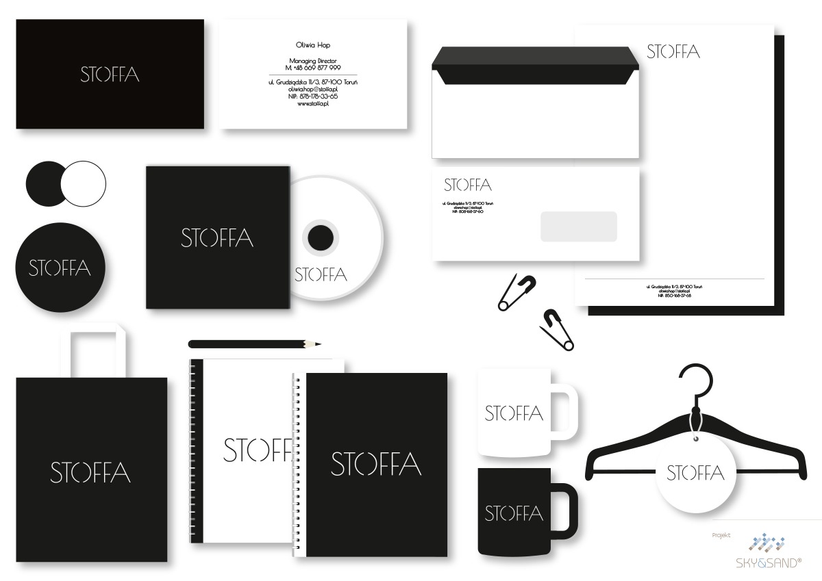 Komplet materiałów firmowych w czerni i bieli, w tym wizytówka, papier firmowy, koperta, płyta CD, torba, notatnik, kubki i wieszak z logo firmy.