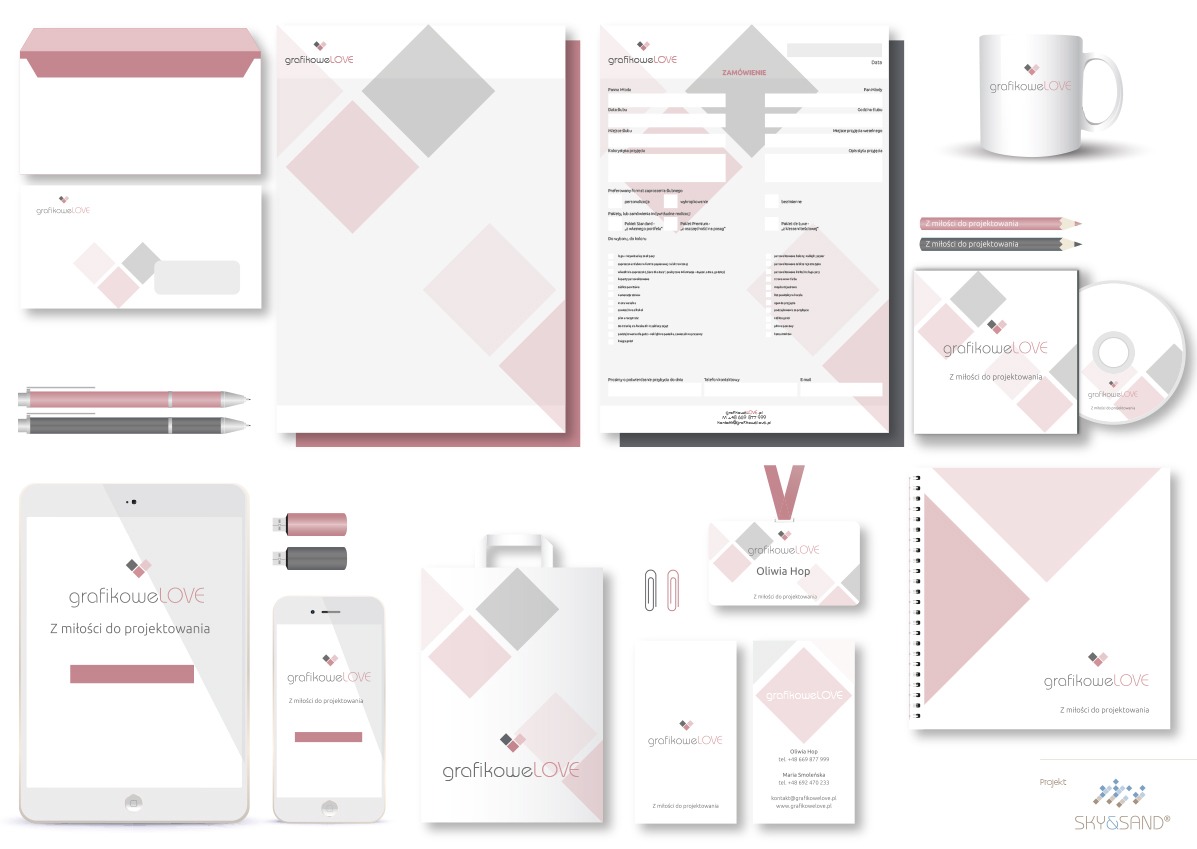 Kompletny zestaw materiałów firmowych z logo w odcieniach różu i szarości, obejmujący papier firmowy, wizytówki, notes, kubek, torbę, identyfikator, płytę CD, pendrive, tablet i smartfon...