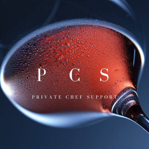 Kieliszek rose wina pokryty kroplami, z logo 'PCS Private Chef Support' na tle ciemnego tła.