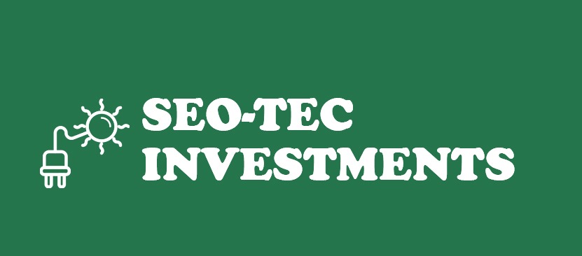 Logo firmy SEO-TEC Investments z symbolem słońca podłączonego do wtyczki elektrycznej, na jednolitym zielonym tle.