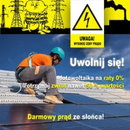 Instalator z Wrocławia w kasku i uprzęży montuje panele słoneczne na dachu, na tle nieba i grafiki ostrzegającej przed wysokimi cenami prądu.