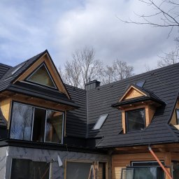 Realizacja montażu blachy gontopodobnej, montaż okien dachowych, okucie kominów, montaż wentylacji. Zakopane Kwiecień 2021
