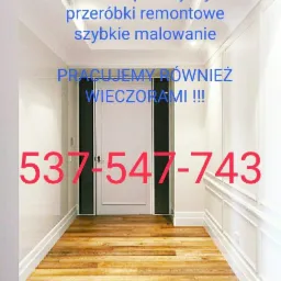 Korytarz po remoncie z jasną podłogą z paneli, białe ściany z dekoracyjnymi listwami i telefon kontaktowy nałożony na zdjęcie.