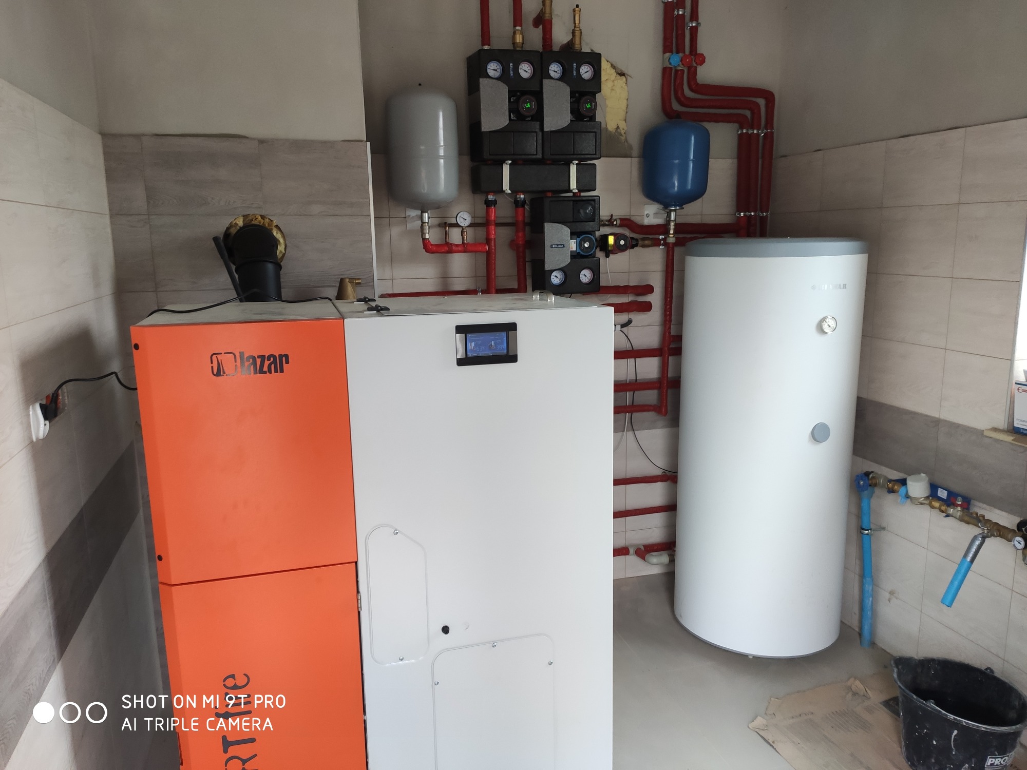 Kocioł na pelet, zasobnik CWU 300 l .grzejniki oraz 250 m ogrzewania podłogowego