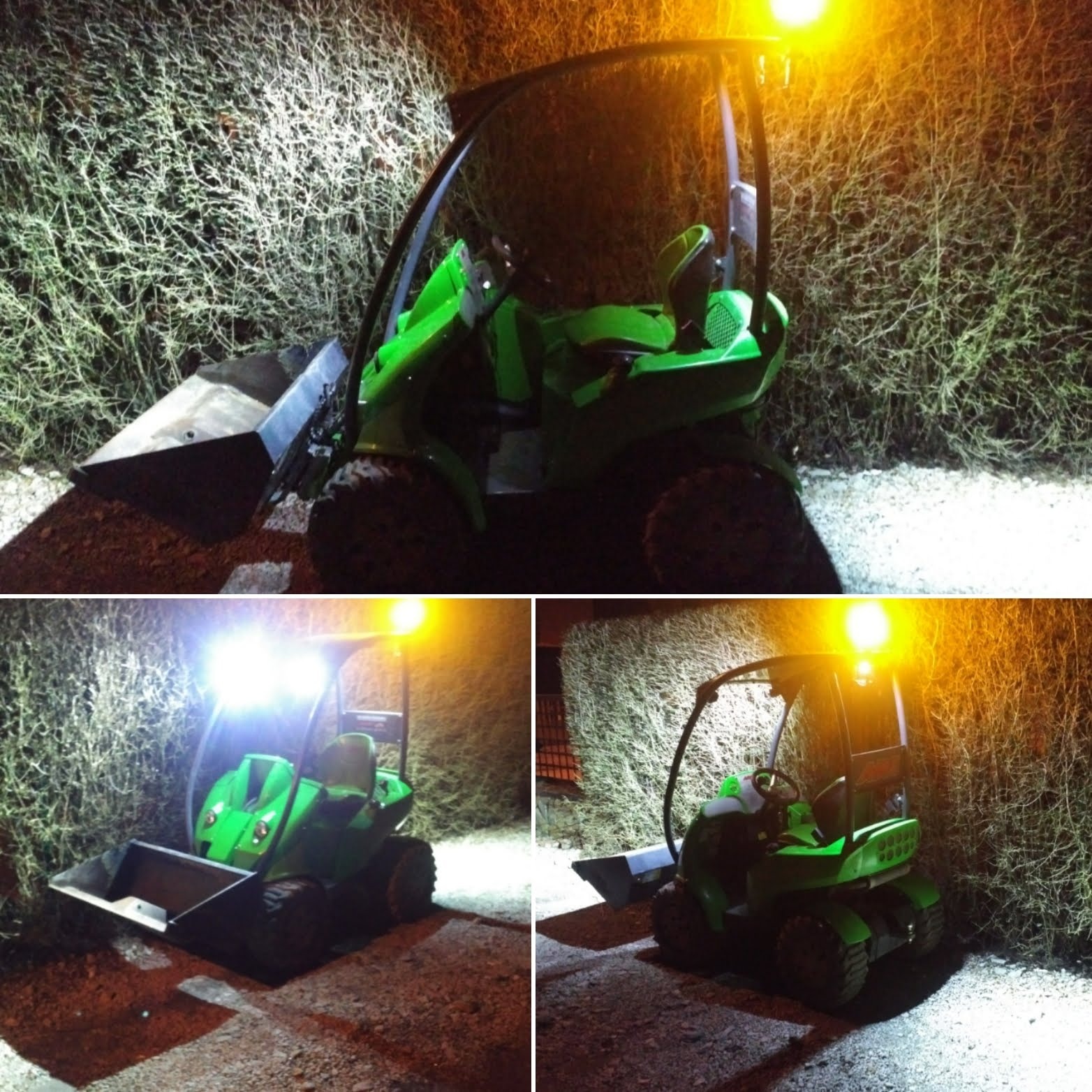 Mała, zielona ładowarka przegubowa z łyżką, oświetlona reflektorami, stoi na nierównym terenie przed gęstym żywopłotem nocą.