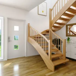 Wnętrze domu z krętymi, jasnymi schodami z drewna, prowadzącymi na wyższą kondygnację, widoczne drzwi wejściowe z kwadratowymi przeszkleniami i parkiet na podłodze.