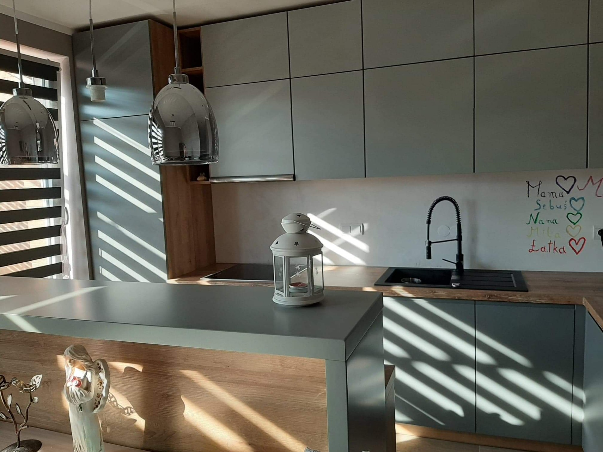 Szary mat znakomicie komponuje się z drewnem.