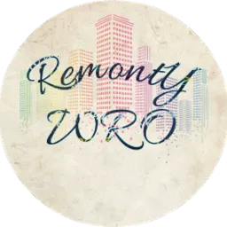Grafika w okręgu z napisem 'Remonty WRO' na tle stylizowanych, kolorowych budynków miejskich na teksturowanym tle.