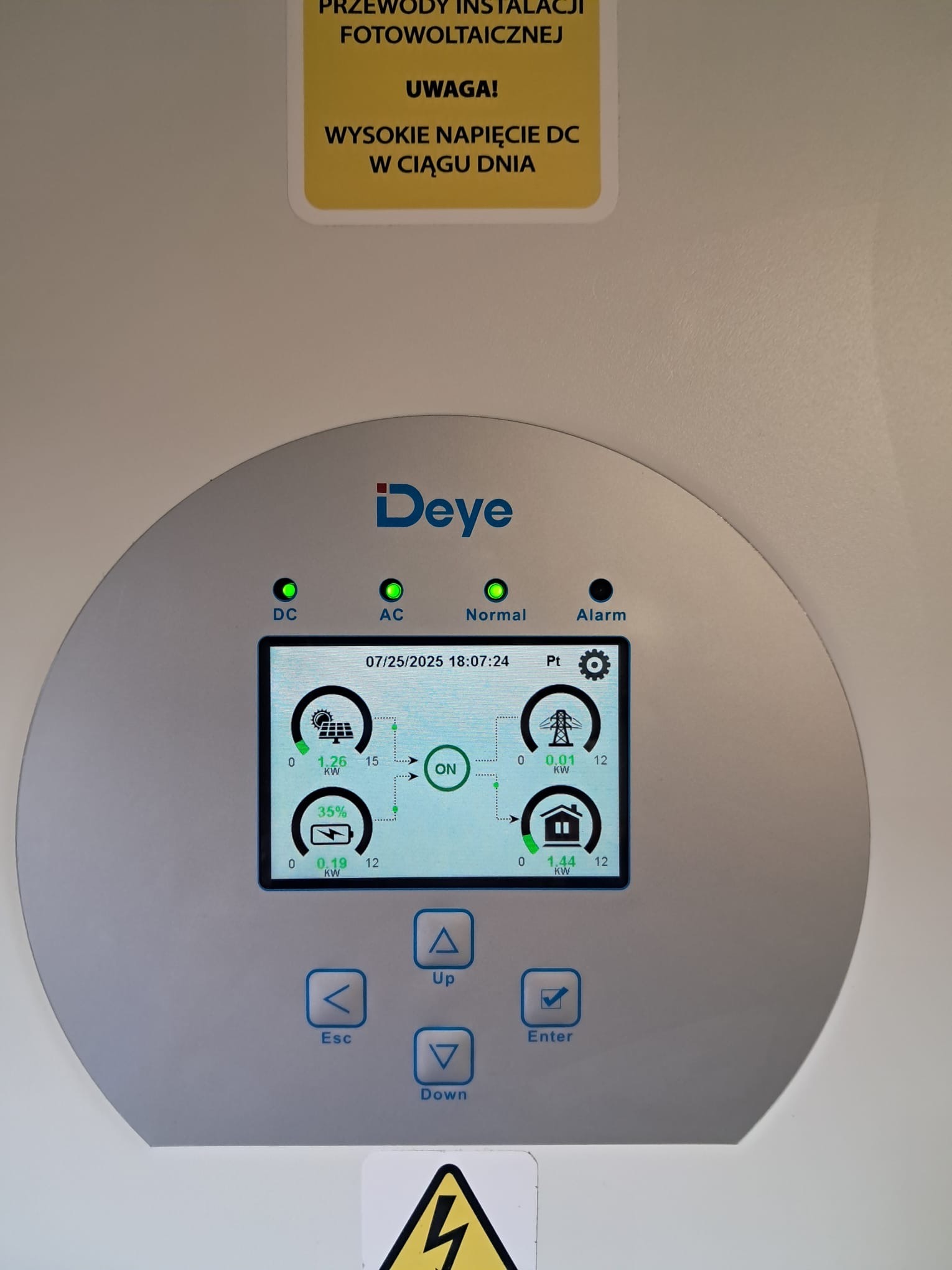 Panel sterowania inwertera fotowoltaicznego Deye z aktywnym ekranem, wskazującym parametry pracy instalacji. Widoczne diody DC i AC oraz przyciski nawigacyjne.