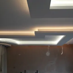 Sufit podwieszany z płyt karton gips z oświetleniem LED w nowocześnie wykończonym wnętrzu, widoczne niedoskonałości na ścianach przed malowaniem.