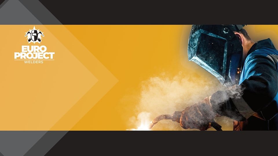 Spawacz w masce ochronnej podczas pracy, widoczne iskry i dym, logo firmy Euro Project Welders w lewym górnym rogu na żółtym tle.