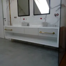 Szafki pod umywalke w połysku.