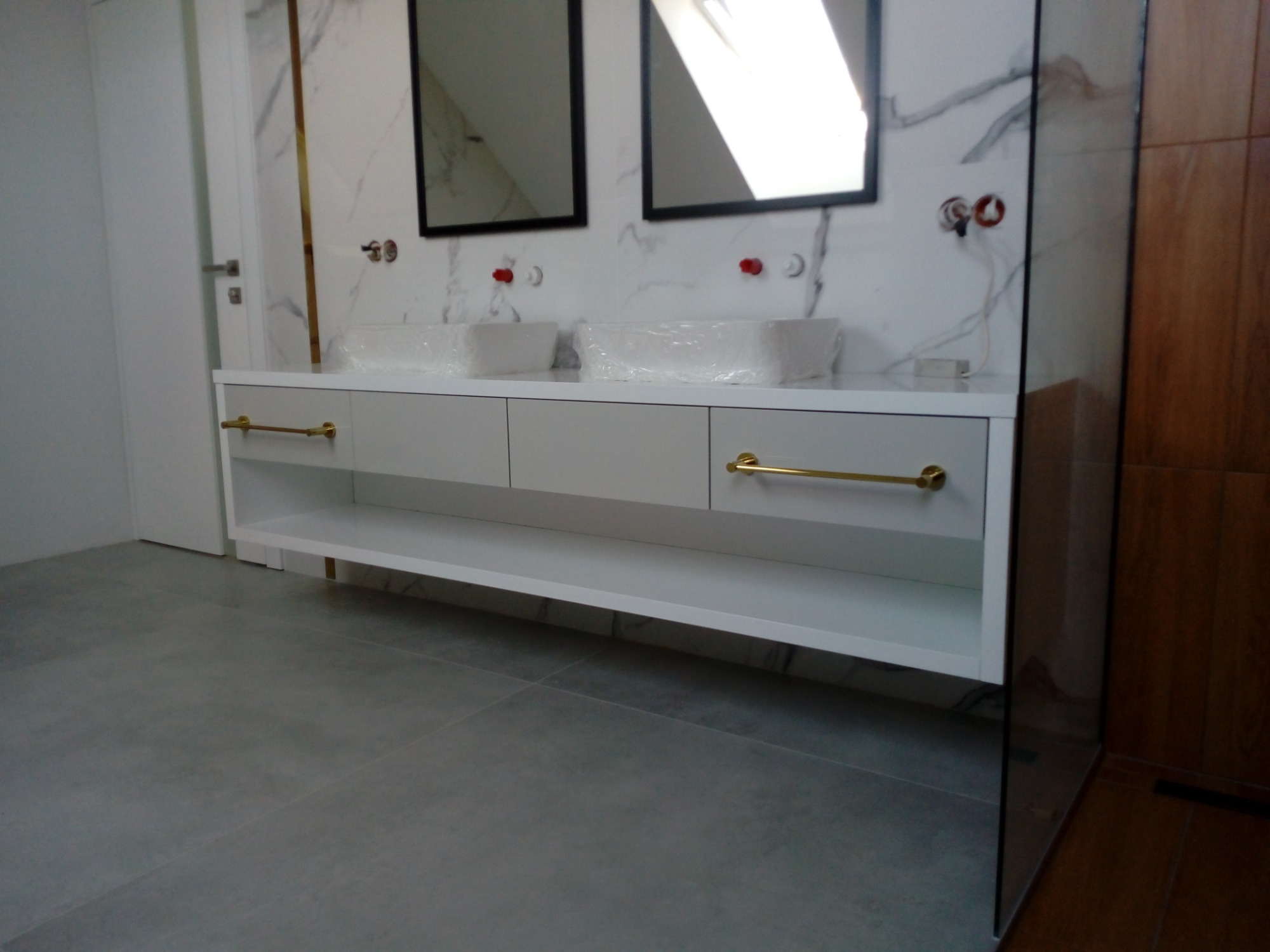 Szafki pod umywalke w połysku.