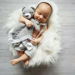 Szydełkowy kocyk-przytulanka miś 