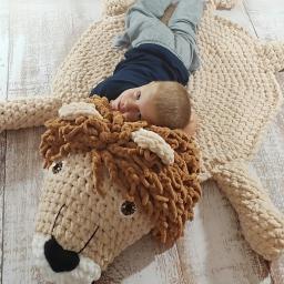 Dywan Lew wykonany za pomocą dłoni.