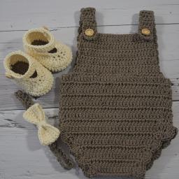 Komplet dla noworodka wykonany na szydełku