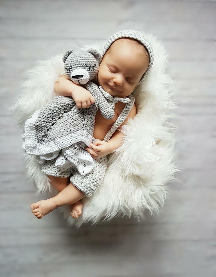 Szydełkowy kocyk-przytulanka miś